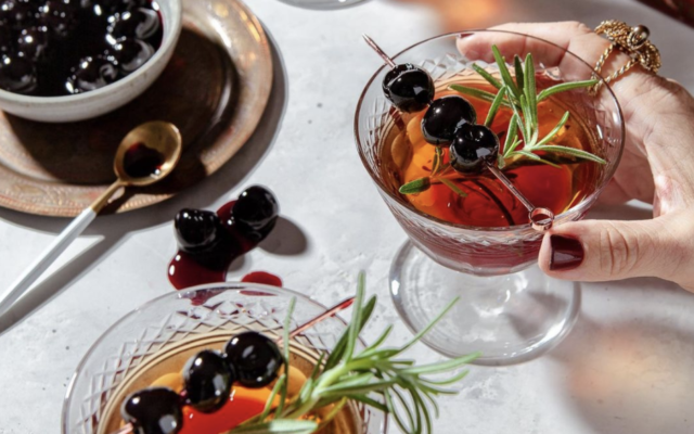 10 Fabulously Festive Cocktails To Try Over Christmas - Vimarsana News