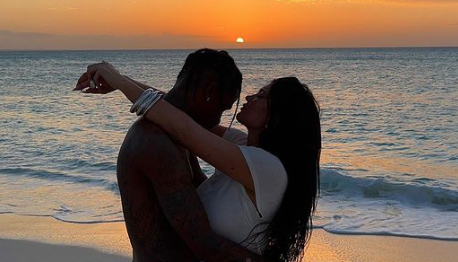 Kylie Jenner And Travis Scott Were All Loved Up On The Billboard Music Awards Red Carpet - Vimarsana News